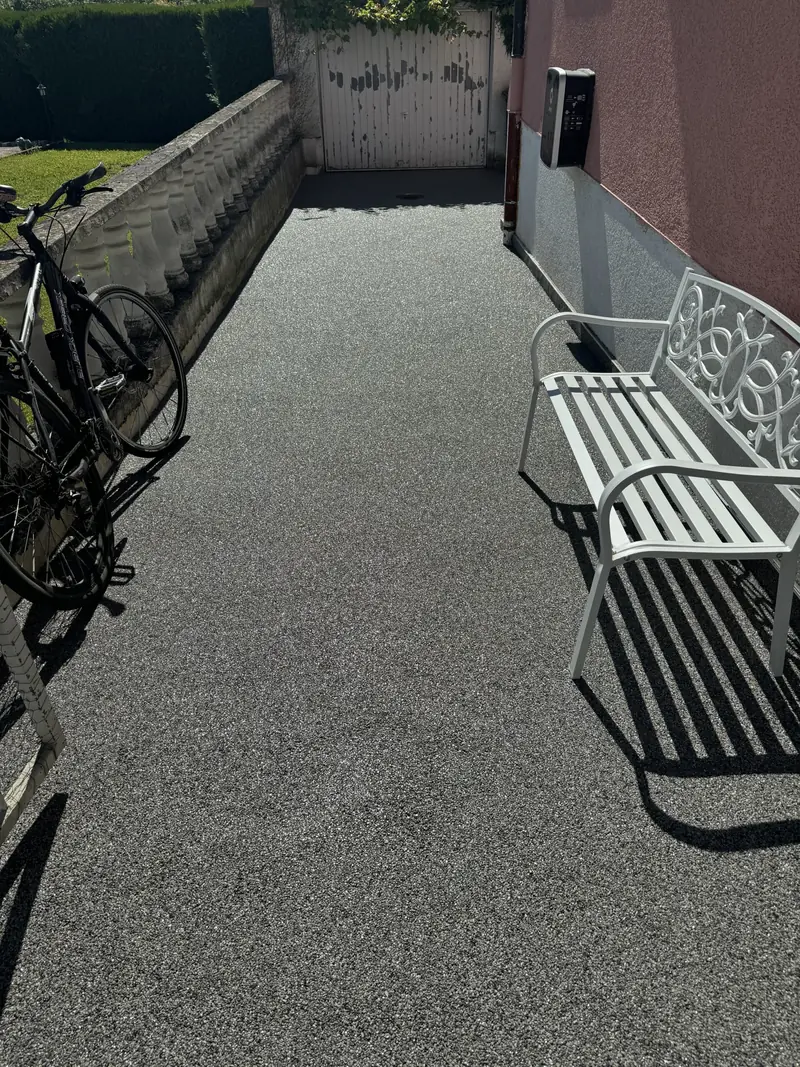 Terrasse mit mittelgrauem Steinteppich